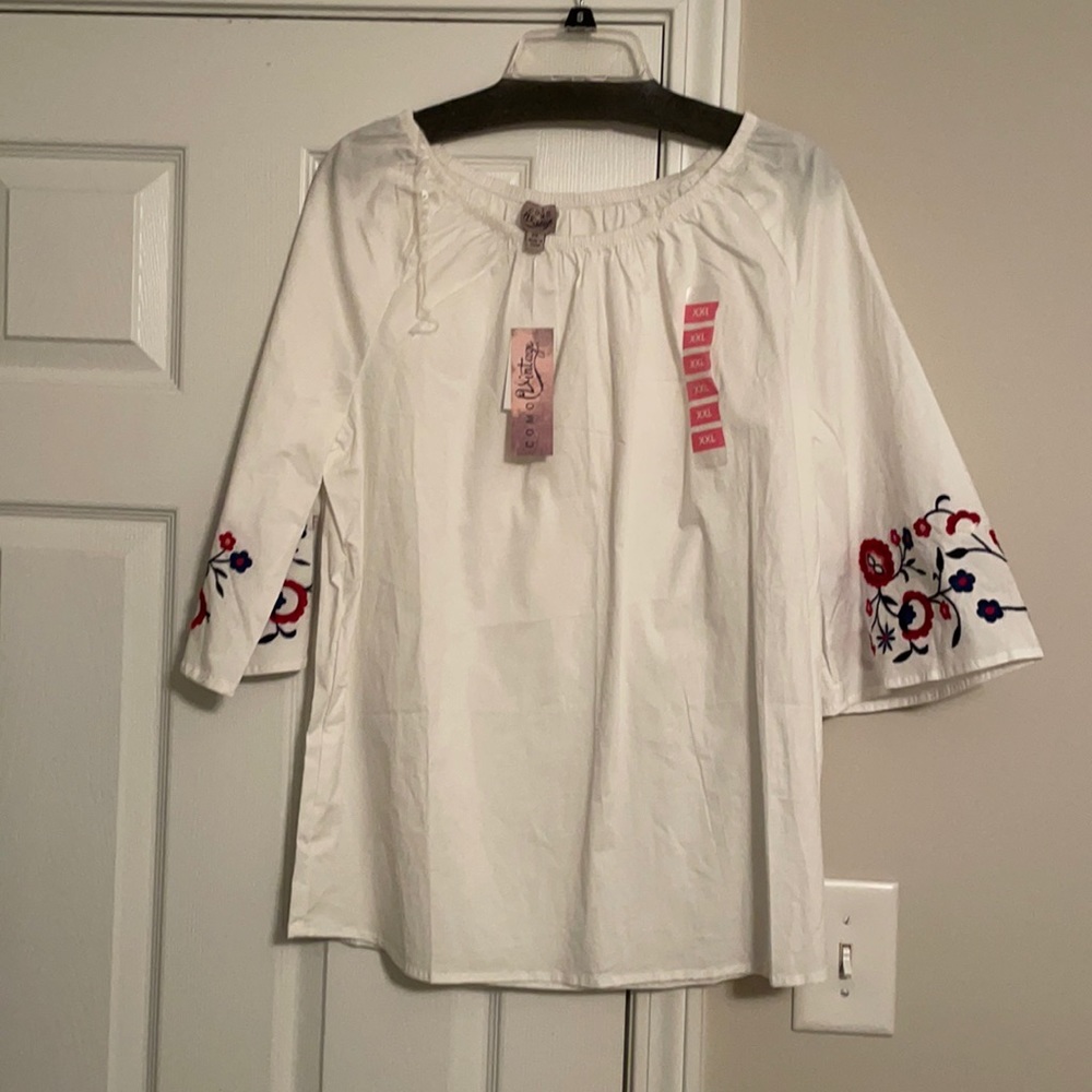 Cropped sleeve, elastic neckline shirt